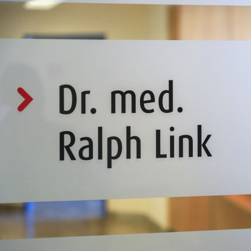 Schild im Eingangsbereich - Dr. med. Ralph Link